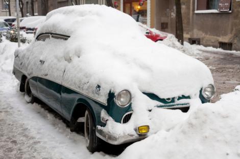 Unii spun că e MUSAI, alţii zic că e MIT. Care e ADEVĂRUL? Trebuie să încălzeşti sau nu motorul maşinii iarna înainte să pleci la drum?
