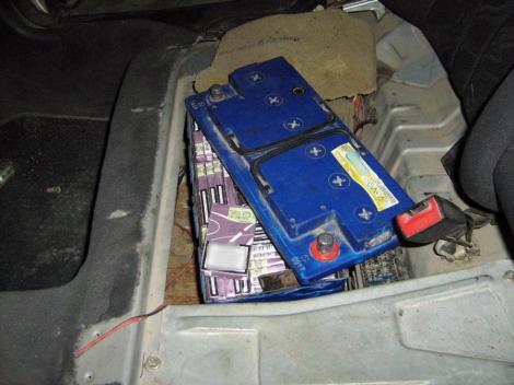 Contrabanda a ajuns la un alt nivel! Poliția de Fontieră Română a găsit în interiorul aucumulatorilor auto zeci de pachete de țigări