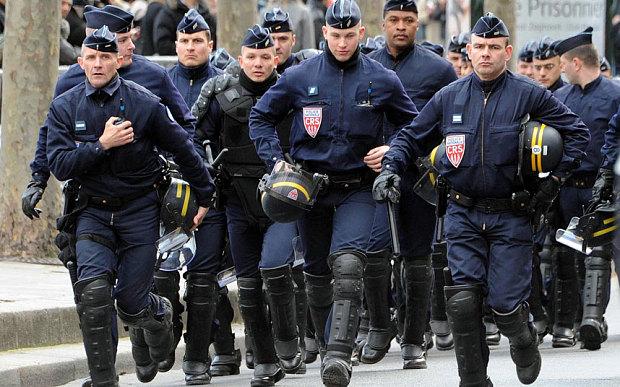 Parisul, sub TEROARE! O nouă ameninţare cu bombă a închis cinci licee din capitala Franţei