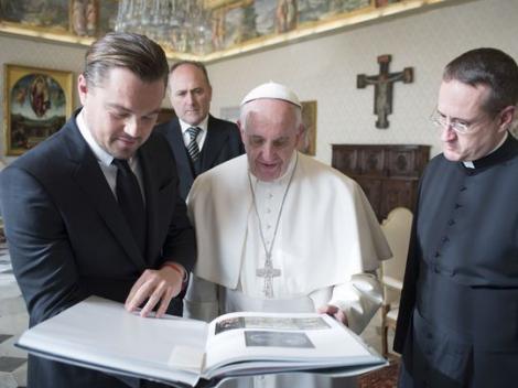 Leonardo di Caprio, în vizită la Papa Francisc. Oare l-ar mai fi invitat  Suveramul Pontif dacă ar fi ştiut UN DETALIU INCREDIBIL?