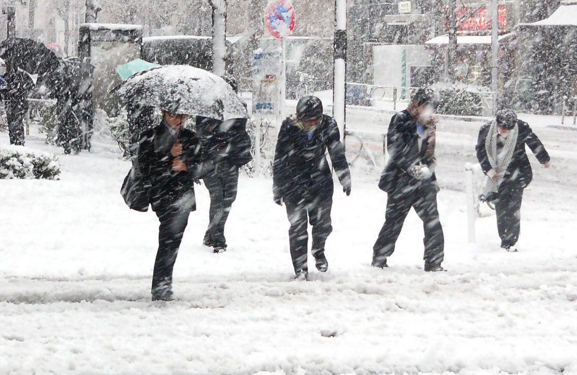 Iarna îşi intră în drepturi: Codul galben de ninsori a mobilizat autorităţile din zece judeţe: "Cantitățile de zăpadă sunt asociate cu vânt"