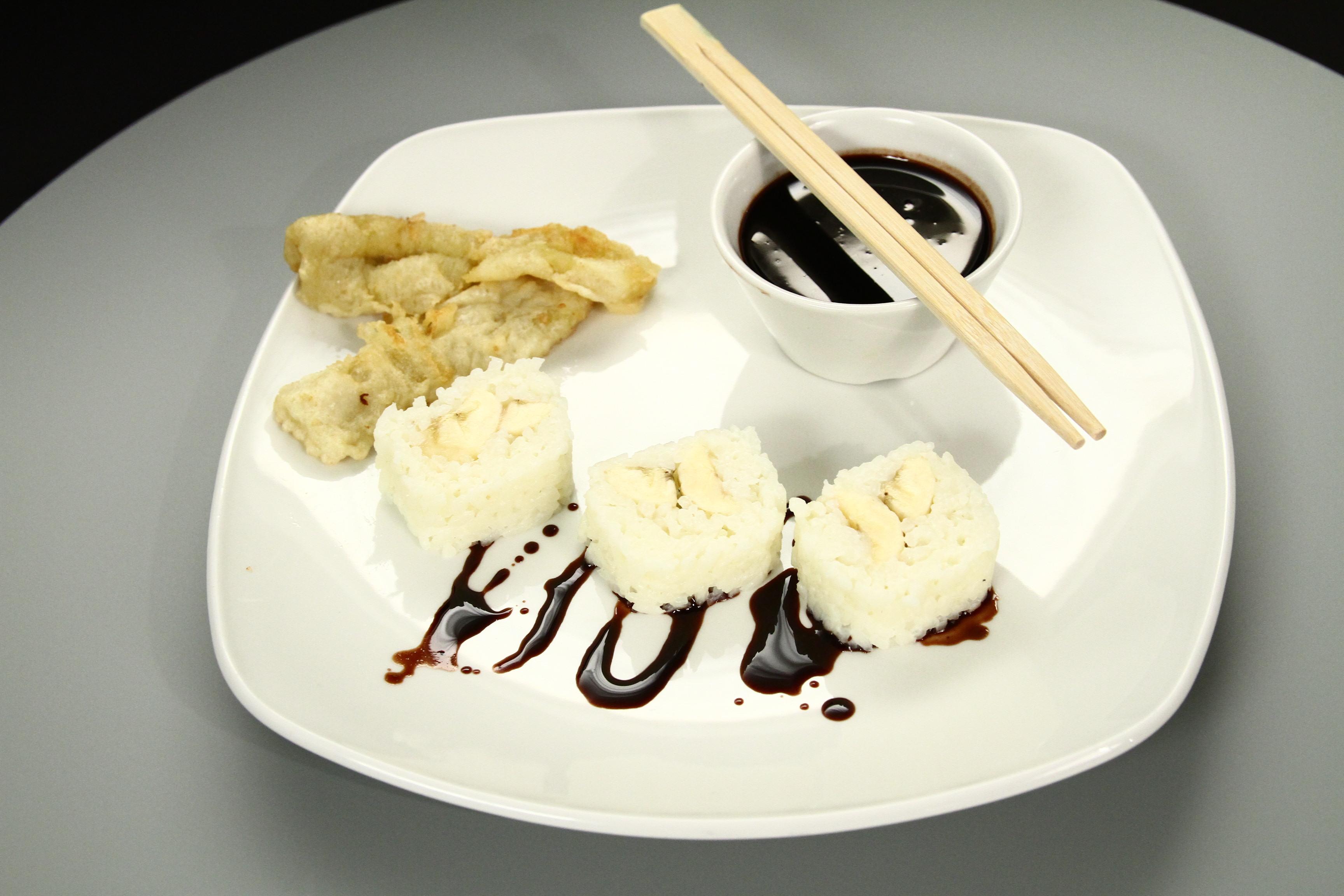 Banana maki si banana tempura cu glazura de ciocolata Antena 1