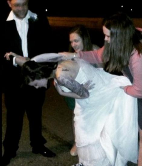 Cea mai rușinoasă poză de nuntă. Alcoolul i-a transformat sărbătoarea într-un calvar!
