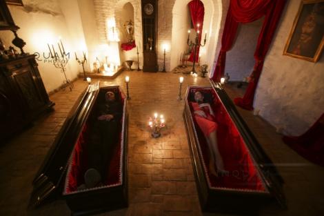 Cine are sânge-n vene? Doi canadieni au dormit în ”sicrie de lux, căptuşite cu catifea”, așezate în cripta lui Dracula de la Castelul Bran