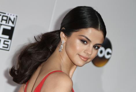 Fanii, în lacrimi: „WOW, ea este??” Selena Gomez și-a revenit! După ce a stat internată într-o clinică de psihiatrie, vedeta a apărut pe covorul roșu