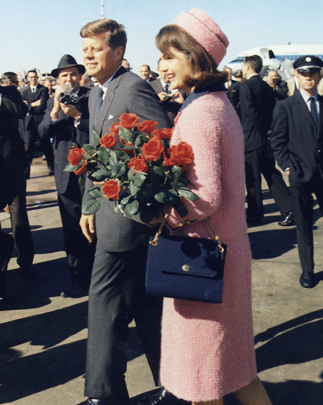 Jacqueline Kennedy a rămas cu sângele președintelui pe ea. ”Nu vreți să schimbați haina?” ”Nu, stau așa. Omenirea să vadă ce i-au făcut lui John!”
