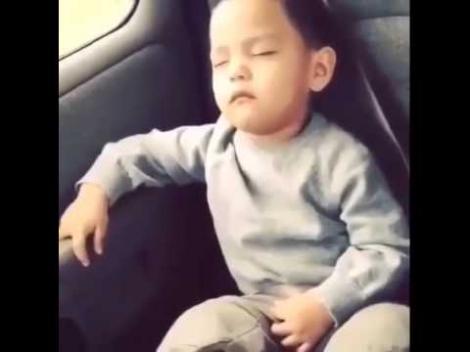 Puștiul dormea liniștit în mașină, dar râzi cu lacrimi dacă vezi ce a făcut când a pornit muzica! (VIDEO)