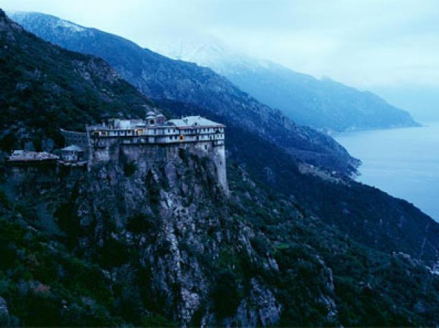 De Ce Pe Muntele Athos Nu A Călcat Vreodată Picior De Femeie Regula A Fost Incălcată Călugării Sunt Insoțiți Zilnic La Rugăciune De Ea Antena 1