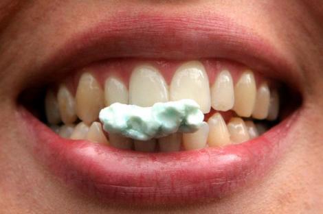 Incredibil. Ce se întâmplă atunci când înghiți guma de mestecat!