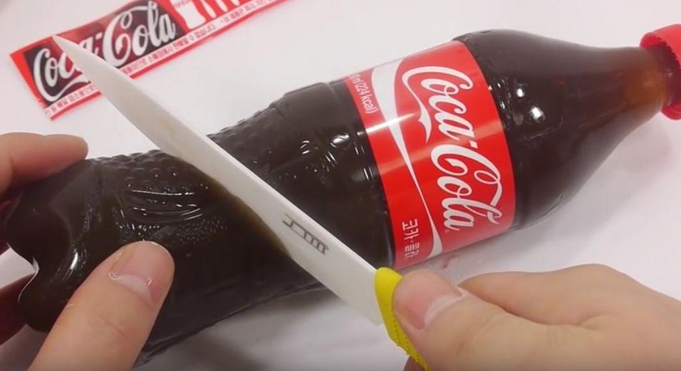 VIDEO: Taie o sticlă de cola. Ce urmează apoi? Rămâi fără cuvinte