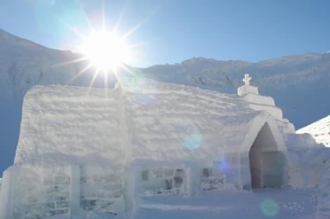 Imagini spectaculoase cu singura biserică de gheață din România, acolo unde se vor oficia, din acest an, cununii și botezuri