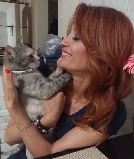 Pisica Ancăi Țurcașiu a supraviețuit 48 de ore lângă țeava de eșapament a mașinii artistei