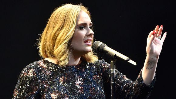 Adele, omagiu emoționant la ultimul său concert! Publicul a cântat împreună cu artista o melodie în memoria victimelor de la Bruxelles