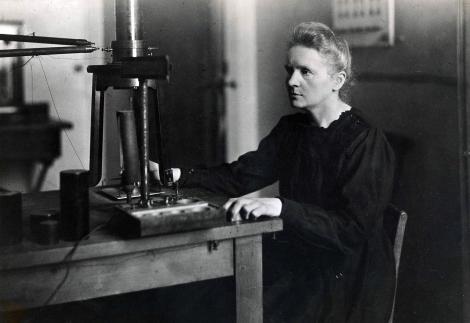 Marie Curie continuă să ucidă și azi, la 80 de ani de la a sa moarte! Hainele ei iradiază și dau cancer!