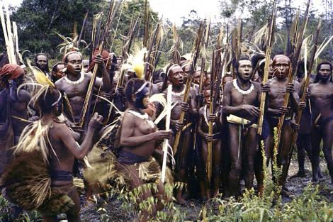 Vacanţa unui cuplu în Papua Noua Guinee s-a transformat într-un COŞMAR. Au fost prinşi, bătuţi şi TORTURAŢI de un trib de canibali: "Eram în MENIU!"