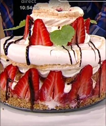 "Visul Fructelor", cel mai bun tort de casă, cu bezea și căpșuni! Rețeta cu care îți vei da pe spate familia și prietenii