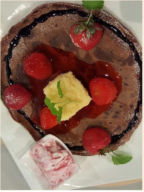 Cea mai simplă și delicioasă rețetă pentru dulcele de weekend! "Clătite bronzate" cu dulceață de căpșuni și înghețată