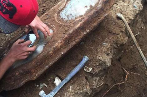 Muncitorii au găsit sub pământ un sicriu vechi de 145 de ani! Au vrut să afle ce e înăuntru, dar au rămas fără cuvinte!
