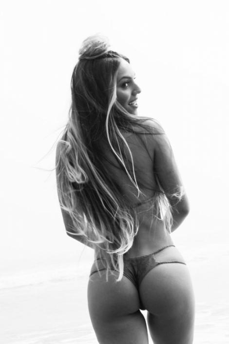 Blonda sexy s-a pozat în ipostaze incendiare la plajă, dar un mic detaliu a dat-o de gol! Photoshop n-a mai salvat-o!