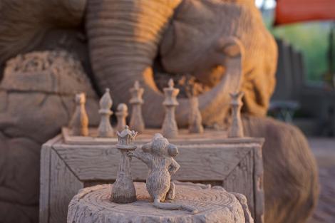 Să vezi și să nu crezi! Un elefant joacă o partidă de șah cu un șoricel, iar omenirea îi privește cu atenție! Un singur detaliu scapă tuturor!
