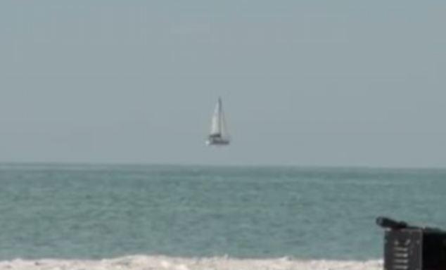 Turiștii au rămas șocați când au văzut un vapor plutind în aer, deasupra mării! Cum a fost posibil așa ceva?