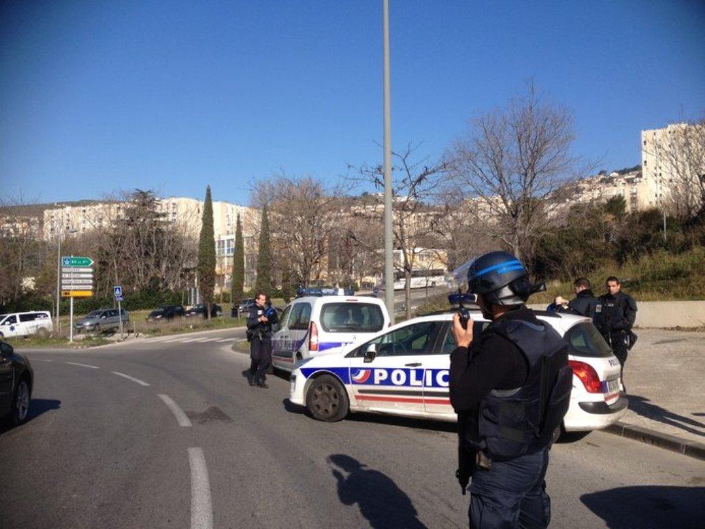 A fost semănată panică, din nou, printre francezi! Trei bărbaţi au strigat "Allahu Akbar" în apropiere de Marsilia. Poliția a intervenit
