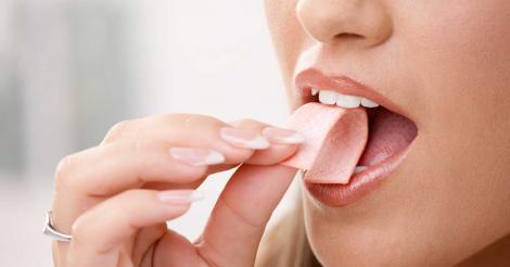 Ce se întâmplă în organismul tău dacă înghiți guma de mestecat?
