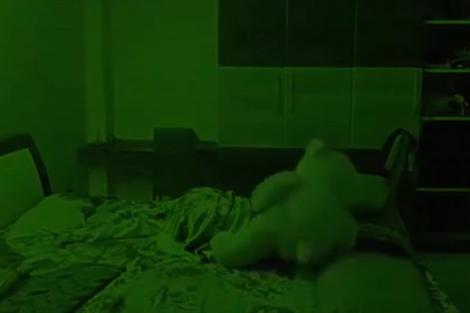 Filmarea a surprins totul! S-a văzut clar cum ursul de jucărie este posedat de un demon nevăzut! (VIDEO)