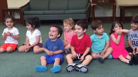 Nu te poți abține! Un puști de patru ani are cel mai contagios râs din lume! (VIDEO)