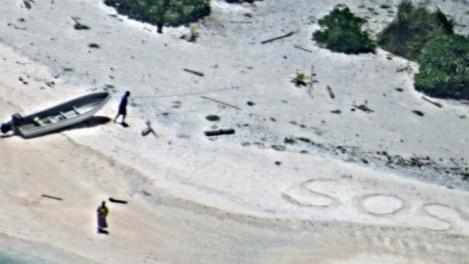 Un cuplu a fost salvat de pe o insulă nelocuită datorită mesajului SOS scris pe nisip