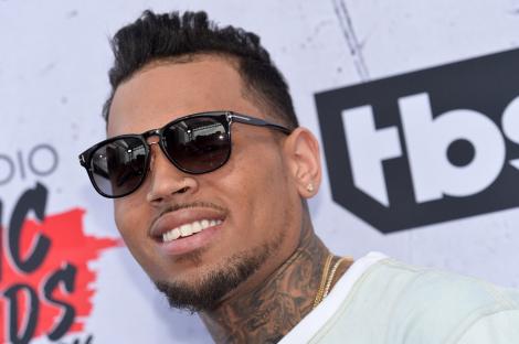 Cântăreţul Chris Brown a fost arestat. Elicoptere, motociclete și bătăi în poartă, în miez de noapte