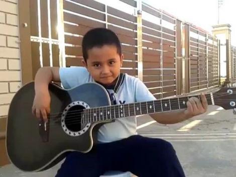 Un puști de șapte ani și o chitară mai mare decât el! „And Nothing Else Matters”! (VIDEO)