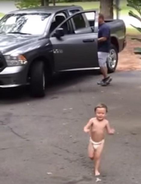 Un bebeluș a făcut internetul să râdă cu modul în care își conduce tatăl la plecare! Puiul e savuros! (VIDEO)