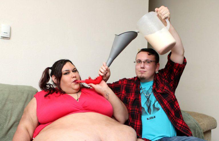Femeia care visează să devină atât de grasă, încât să nu se mai poată mișca. Cântărește 318 kilograme și este hrănită cu pâlnia