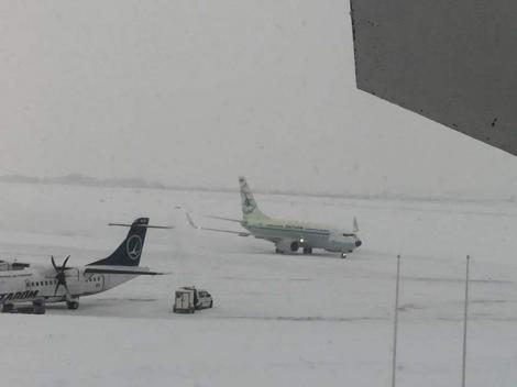 Vremea blochează și traficul aerian! Niciun avion nu a mai decolat de pe aeroportul Otopeni după ora 6, din cauza ninsorii