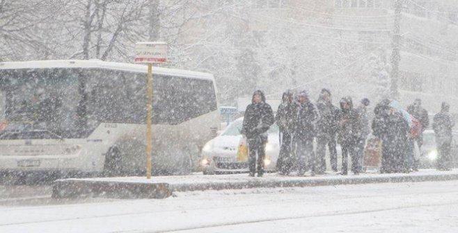 Greul nu termină în București! După ninsori și ger, meteorologii anunță ploaie cu gheață în weekend