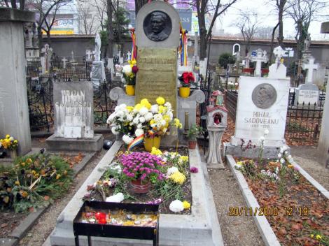 Aceasta este SINGURA imagine de la înmormântarea lui Eminescu! O doamnă în negru, din Moldova, i-a așezat pe piept un buchet de flori. Ploua. Cerul plângea