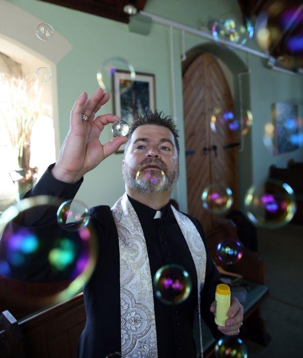 Magician cu sutană și cruce! Un preot face din nunți și înmormântări un adevărat spectacol de magie!