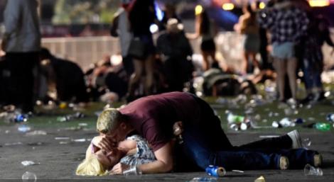 Dovada clară că încă nu suntem pierduţi... Povestea emoţionantă din spatele fotografiei-simbol al atacului din Las Vegas:"Nici nu ştiam dacă mai sunt sau nu în viaţă"