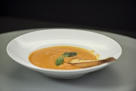 Supă cremă de roșii. Frumos colorată și cu busuioc aromată, sigur va fi preferată de familia toată