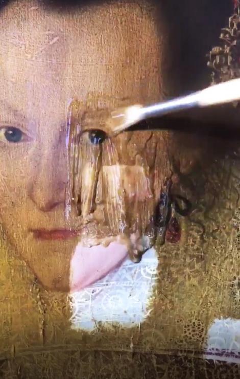 Video VIRAL. Cum sunt şterse două secole de pe un tablou vechi de 400 de ani