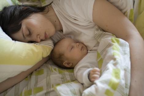 De ce NU este bine să faci asta! Ce se întâmplă cu bebelușii care dorm în pat cu mămicile lor până la vârsta de trei ani