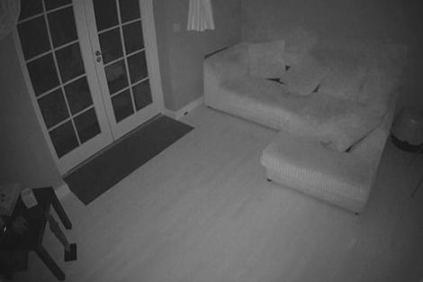 Un bărbat și-a montat o cameră de supraveghere în sufragerie, dar a trăit șocul vieții sale! Imaginile par desprinse dintr-un film horror!