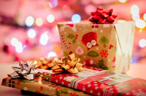 Cât costă, anul acesta, cadourile de Crăciun! Suma scoasă din buzunar de către români pentru darurile celor dragi