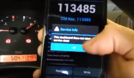 Cum poţi să dai kilometrajul maşinii înapoi cu ajutorul telefonului. Așa te păcălesc samsarii (VIDEO)