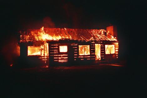 Doi bătrâni au murit în propria locuință. Casa a luat foc din cauza sobei defecte