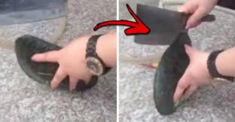 O femeie a desfăcut o scoică și ceea ce a găsit în interiorul ei a lăsat-o fără cuvinte (VIDEO)
