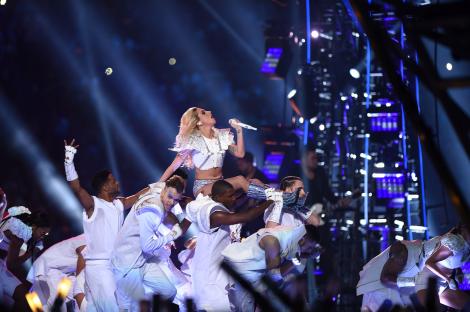 Lady Gaga, show inedit la Super Bowl 2017. Au curs peste 5,1 milioane de mesaje pe Twitter, oamenii fiind  impresionați de momentul artistei