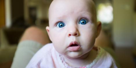 Cum să faci așa ceva! Reacția unui bebeluș care aude pentru prima dată un clarinet i-a lăsat mască pe toți!