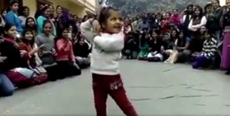 O puștoaică dulce, din India, dansează ca o adevărată profesionistă! Are toate șansele să ajungă star la Bollywood. Te topești numai când o privești